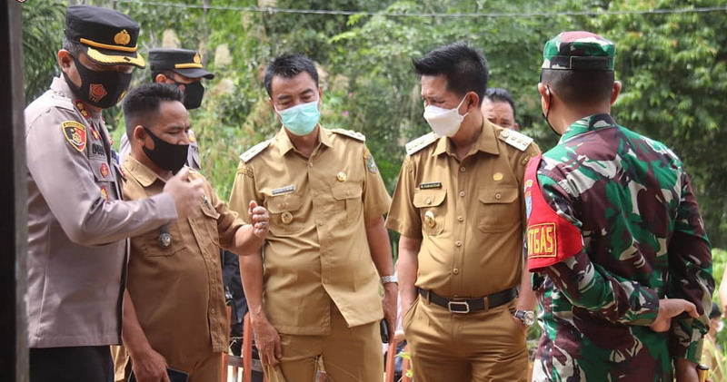 PEMBUKAAN JALAN: Bupati Barito Utara H Nadalsyah didampingi Wakil Bupati Sugianto Panala Putra, Ketua DPRD Hj Merry Rukaini, Dandim 1013/Mtw Letkol Kav Rinaldi Irawan, kapolres, dan pejabat lainnya saat meninjau lokasi pembukaan jalan baru di Desa Karamua