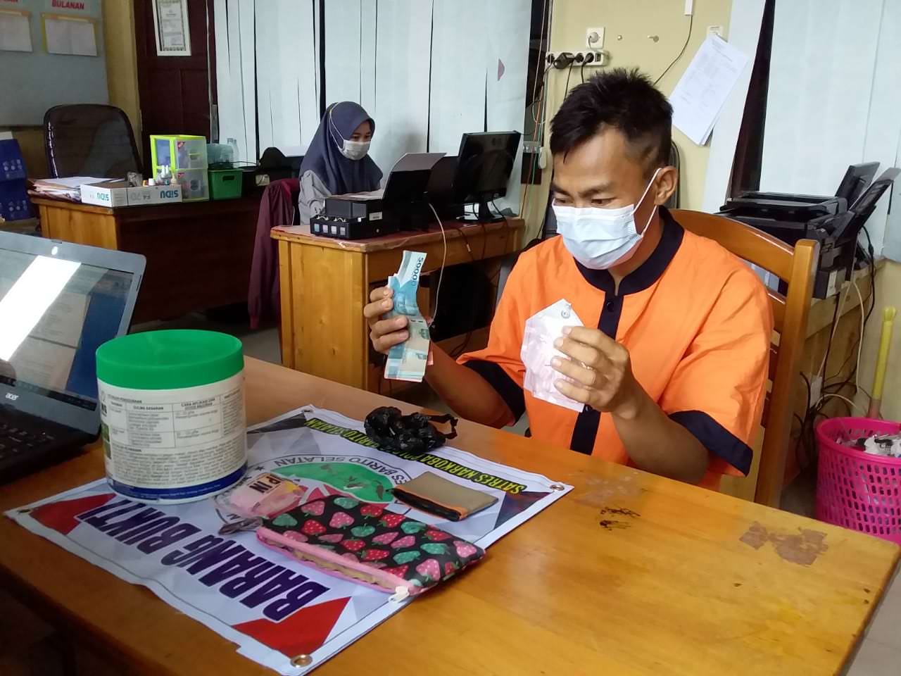 DIAMANKAN: Supriyani saat berada di kantor polisi dan sudah resmi ditetapkan tersangka. (POLRES UNTUK KALTENG POS)