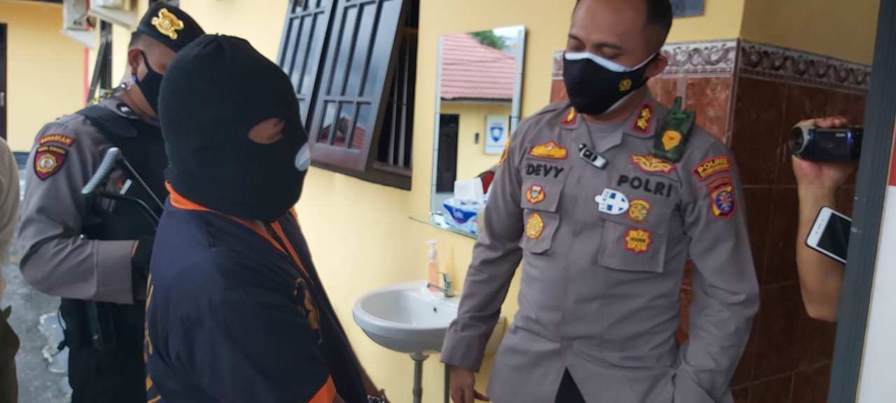 DITANGKAP: Kapolres Kobar AKBP Devi Firmansyah ketika melakukan pres rilis penangkapan preman, Rabu (16/6). (SONY/KALTENG POS)