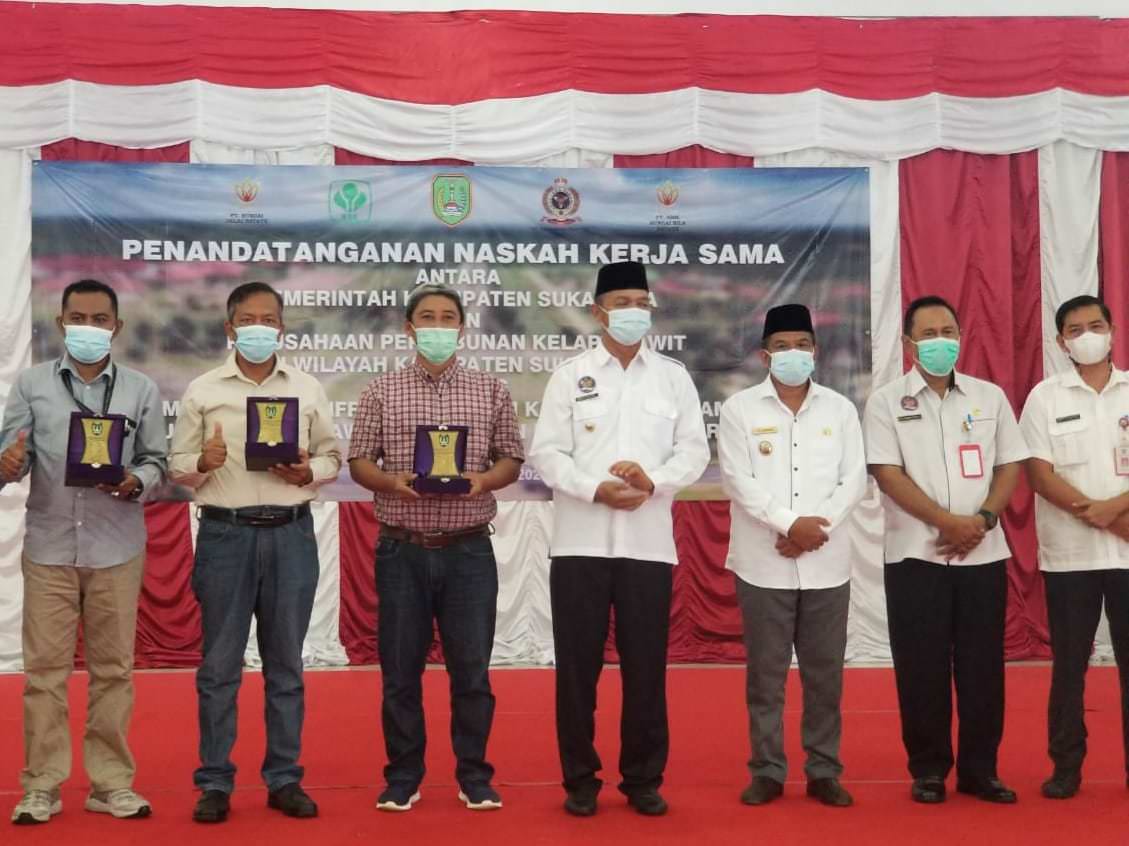 MOU: Dari kiri ke kanan, GM PT HHK-SJE Heriyanto Ruchban, GM PT HHK-SBE Pelita Peranginangin, dan GM PT GCM Hantoro menerima cindera mata dari Bupati Sukamara Windu Subagio, beberapa waktu lalu.