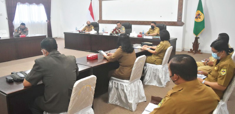 SOSIALISASI: Sekretaris Daerah Gunung Mas Yansiterson (tengah), saat memimpin sosialisasi gerakan tertib administrasi kependudukan dan pencatatan sipil Kabupaten Gumas tahun 2021, beberapa waktu lalu.