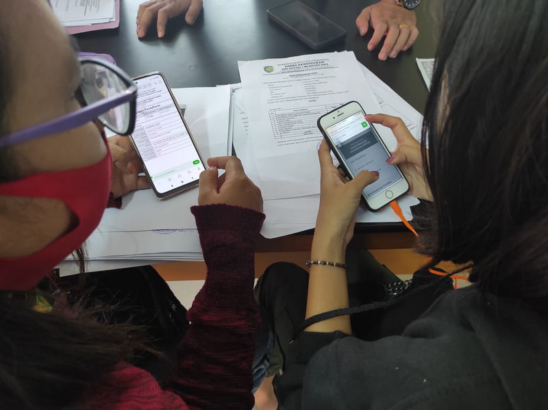 DAFTAR SEKOLAH: Peserta mengunjungi Sekretariat PPDB Disdik Kalteng minta dibimbing melakukan pendaftaran secara online Di Aula Hapumpung Disdik Kalteng, kemarin (28/6). FOTO: DENAR/KALTENG POS