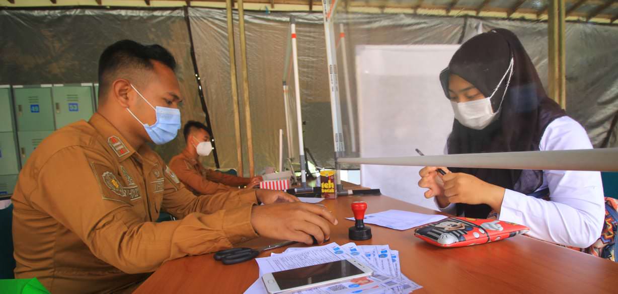 CEK ADMINISTRASI: Petugas melakukan pengecekan data peserta tes sekolah kedinasan menggunakan alat pendeteksi wajah di UPT BKN Palangka Raya, kemarin (7/6). Perangkat yang sama juga akan digunakaan dalam seleksi ASN khusus jalur CPNS. (DENAR/KALTENG POS)