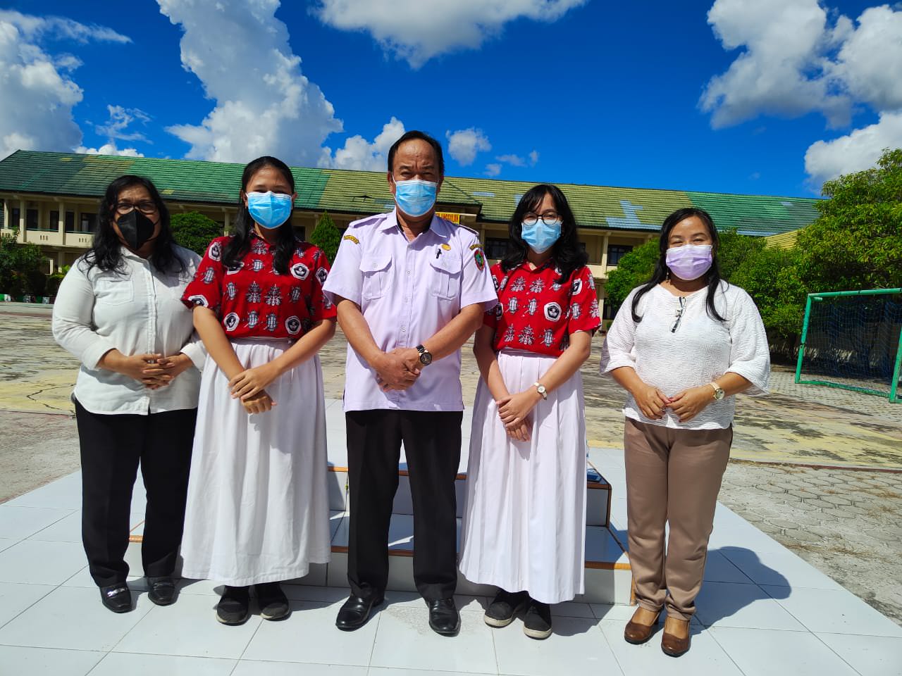 Kepala SMAN 1 diapit Helen (kanan)Finda (kiri) di bersama guru pembimbing YES Ristemiati,S.Pd dan Riani S.Pd