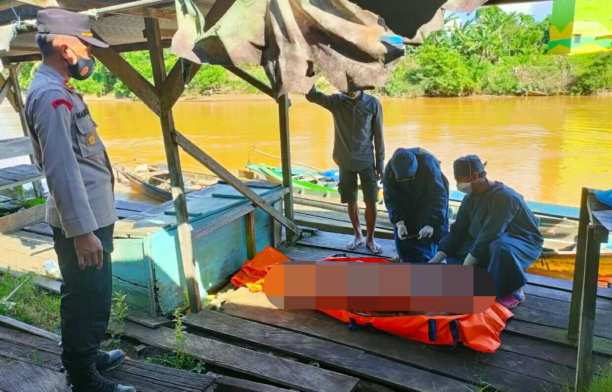 EVAKUASI : Mayat perempuan yang mengapung di wilayah Desa Sei Riang divakuasi petugas dari asal ditemukan, Rabu (30/6). Foto: POLISI/PE