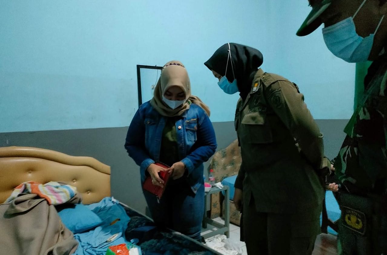 RAZIA: Wakil Bupati Kotim, Irawati memimpin razia pekat, Sabtu (12/6) malam. Foto: Ajudan Untuk Kalteng Pos.