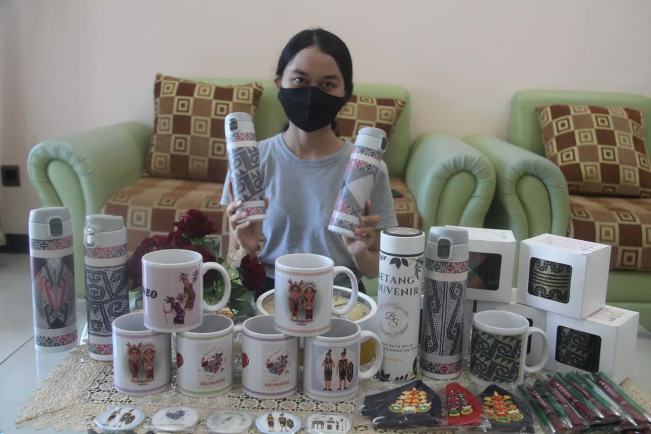 KREATIVITAS TANPA BATAS: Pemilik Mivedi Art Nina Friskila memperlihatkan tumbler dan mug di kediamannya, Jalan Banteng, Palangka Raya, Sabtu (5/6). (PATHUR/KALTENG POS)