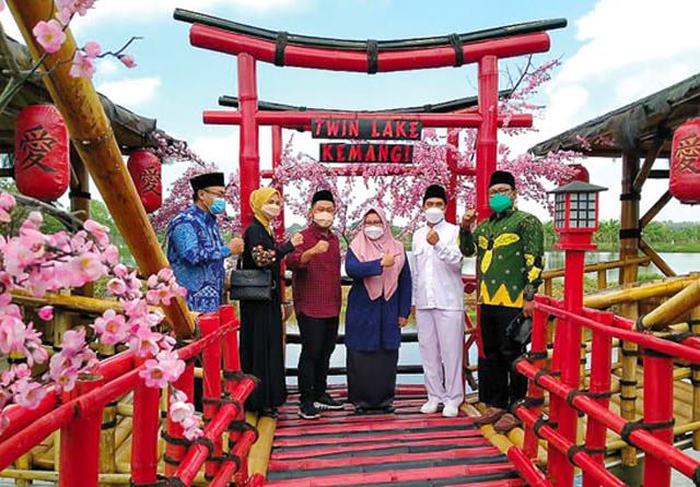 BERI APRESIASI: Bupati Fandi Akhmad Yani dan Wabup AMinatun Habibah meresmikan Twin Lake di Desa Kemangi, Bungah. (Pemkab Gresik for Jawa Pos)