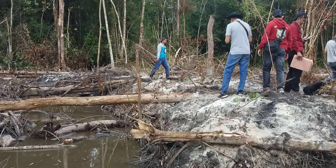 PENGECEKAN: Tim Polda Kalteng melakukan peninjauan di Sungai Bumut, Desa Saing, Kecamatan Dusun Tengah awal Juli lalu.