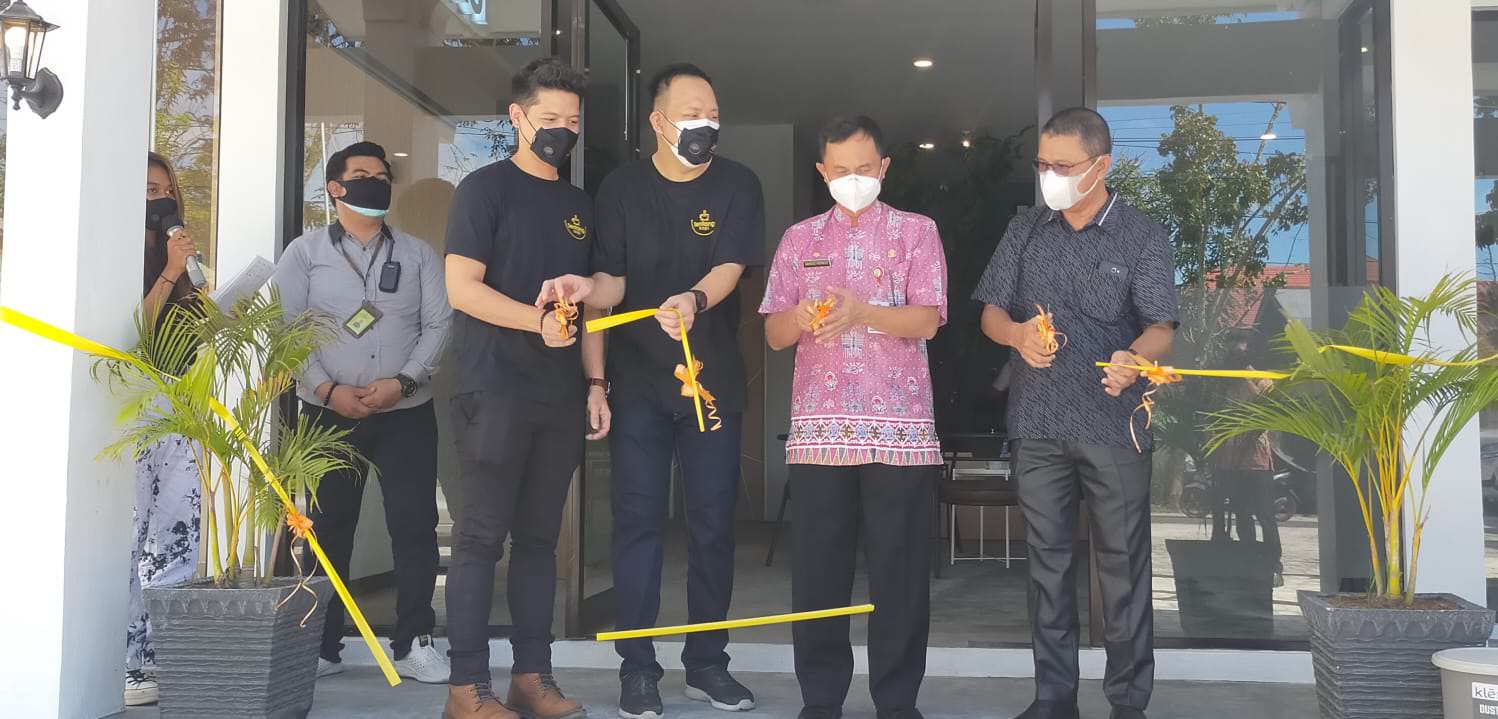 PERESMIAN CAFE TENTANG KOPI: Asisten Perekonomian dan Pembangunan Palangka Raya Amandus Frenaldy AP (kiri) memotong tumpeng didampingi dua owner Cafe Tentang Kopi, Haris Candra (dua dari kiri) dan Irfan Arnando (dua dari kanan), disaksikan Direktur Kalten