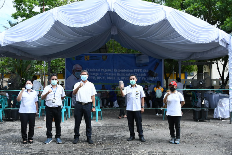 VAKSINASI: Kepala BPPW Kalteng Yanuar Seto Nugroho ST MT (dua dari kanan) dan Kepala BPJN Kalteng Hardy Pangihutan Siahaan ST MSc (tiga dari kiri) di sela-sela kegiatan vaksinasi untuk pegawai Kementerian PURP dan keluarga di halaman Kantor BPPW Kalteng,