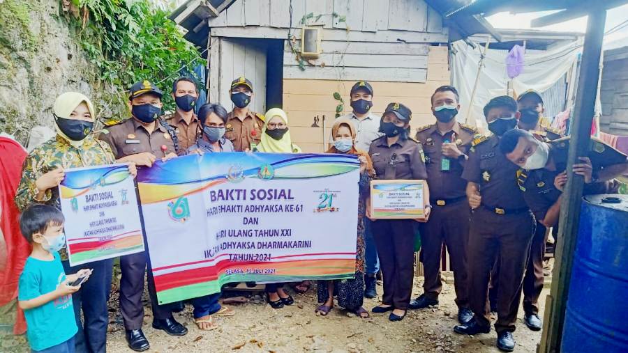 BAKSOS: Kejari Batara melaksanakan kegiatan bakti sosial membagikan sembako, vitamin C dan masker kepada warga di Jalan Akasia Darmaga, Selasa (13/7).