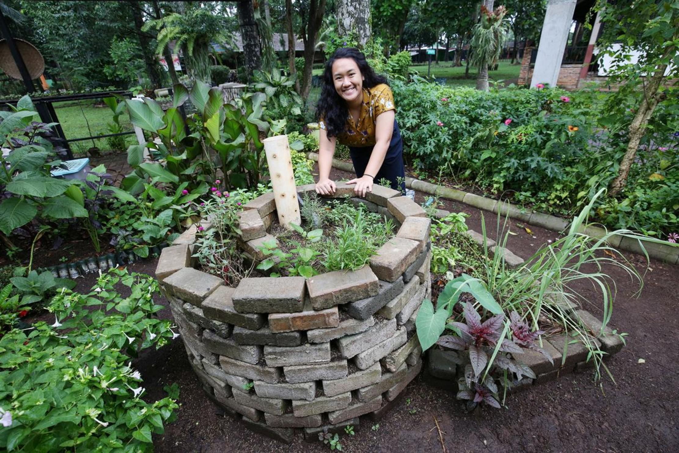 BERKEBUN: Educational Program and Children Learning Manager Kebun Kumara, Sarah Adipayanti saat menanam di Kebun Kumara,Tangerang Selatan.  FOTO: MIFTAHULHAYAT/JAWA POS