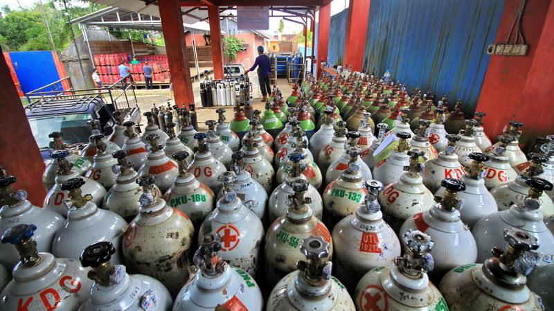 STOK AMAN:. Deretan tabung oksigen milik distributor oksigen di Jalan Junjung Buih V, Selasa (27/7). Saat ini kebutuhuan oksigen di Kota Palangka Raya masih mencukupi.FOTO: DENAR/KALTENG POS