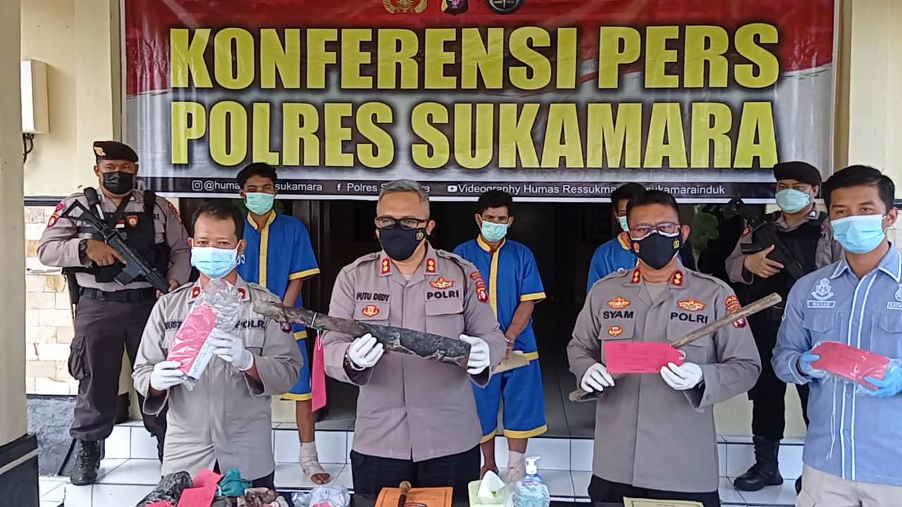 UNGKAP KASUS: Kapolres Sukamara AKBP I Gede Putu Dedi Ujiana (dua dari kiri) didampingi Dirtahti Polda Kalteng AKBP M Nur Syam (tiga dari kiri), wakapolres Sukamara dan kasatreskrim Polres Sukamara, menunjukkan barang bukti kasus pembunuhan berencana yang