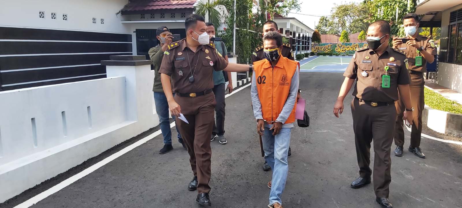 DIGIRING: Mantan Kades Kerabu berinisial SK ketika dibawa masuk ke dalam tahanan, Senin (26/7). (SONY/KALTENG POS)
