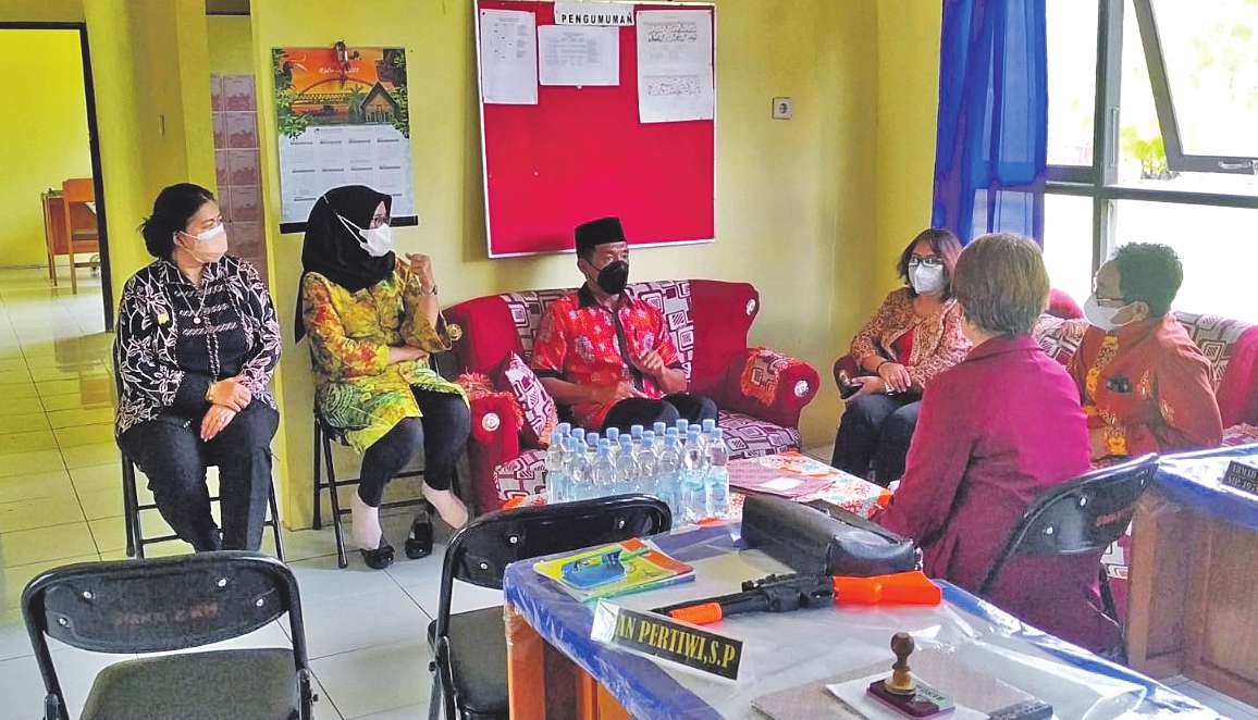SERAP ASPIRASI : Jajaran Komisi III DPRD Kalimantan Tengah saat berdialog dengan Kepala SMKN 2 Kahayan Hilir Rusdianto, belum lama ini.