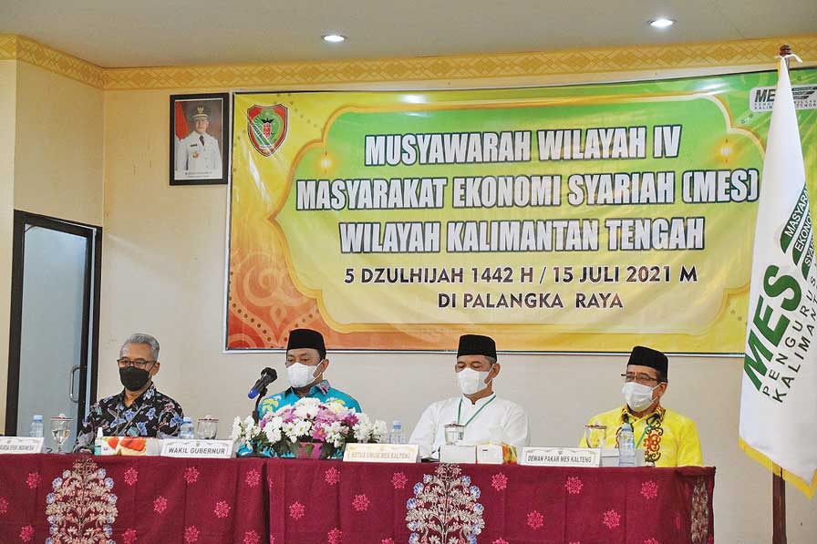 MUSWIL : Wakil Gubernur Kalimantan Tengah H Edy Pratowo (dua dari kiri) bersama pengurus MES saat pembukaan Muswil IV MES Kalteng, Kamis (15/7). (DISKOMINFO UNTUK KALTENG POS)