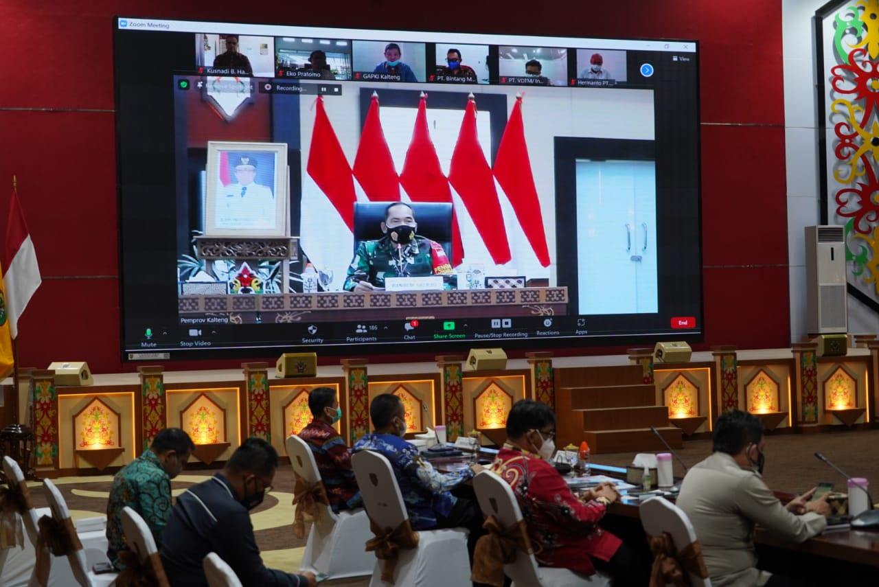 RAKOR: Danrem 102/Pjg Brigjen TNI Purwo Sudaryanto memberikan arahan pada rapat koordinasi Rapat koordinasi (Rakor) antara Pemprov Kalteng dengan pelaku usaha di sektor kehutanan, perkebunan dan pertambangan secara virtual di lantai II Aula Jayang Tingang