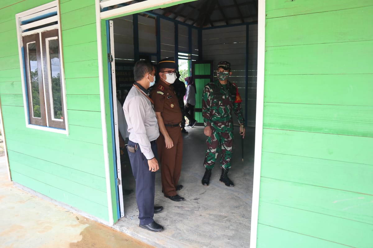 PENUTUPAN: Dandim 1013/Mtw Letkol Kav Rinaldi Irawan M.Han saat menghadiri penutupan program TMMD di Desa Karamuan. FOTO: PENREM 102/Pjg