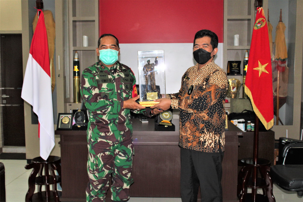 CENDERAMATA: Danrem memberikan kenang-kenangan kepada Kepala BPK RI Perwakilan Kalteng. (FOTO: PENREM 102/Pjg)