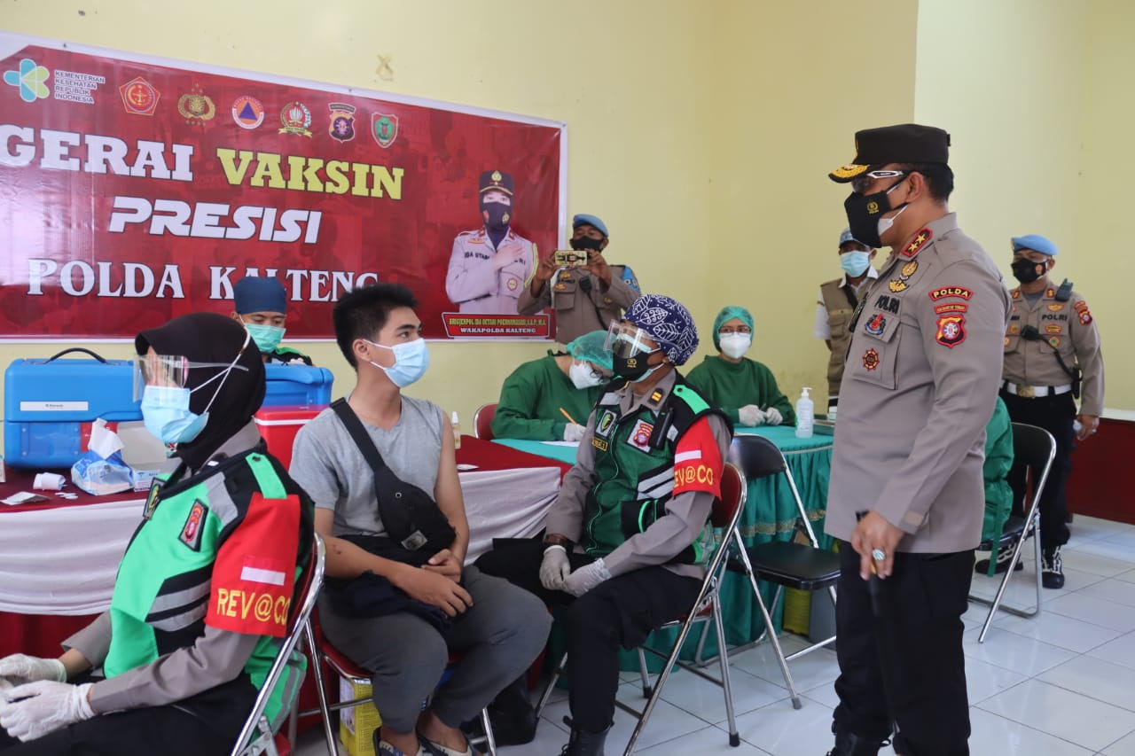 TINJAU: Kapolda Kalteng Irjen Pol. Dr. Dedi Prasetyo, M.Hum., M.Si., M.M meninjau vaksinasi massal di Kelurahan Langkai, Kecamatan Pahandut, Kota Palangka Raya, Rabu (28/7). (FOTO: HUMAS POLDA)