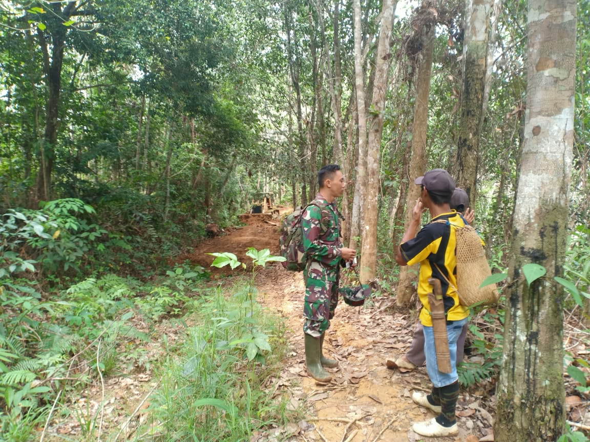 BERMANFAAT: Pembuatan Jalan desa yang merupakan salah satu program fisik TMMD ke-111 sangat dirasakan warga desa manfaatnya. (FOTO: PENREM 102/Pjg)