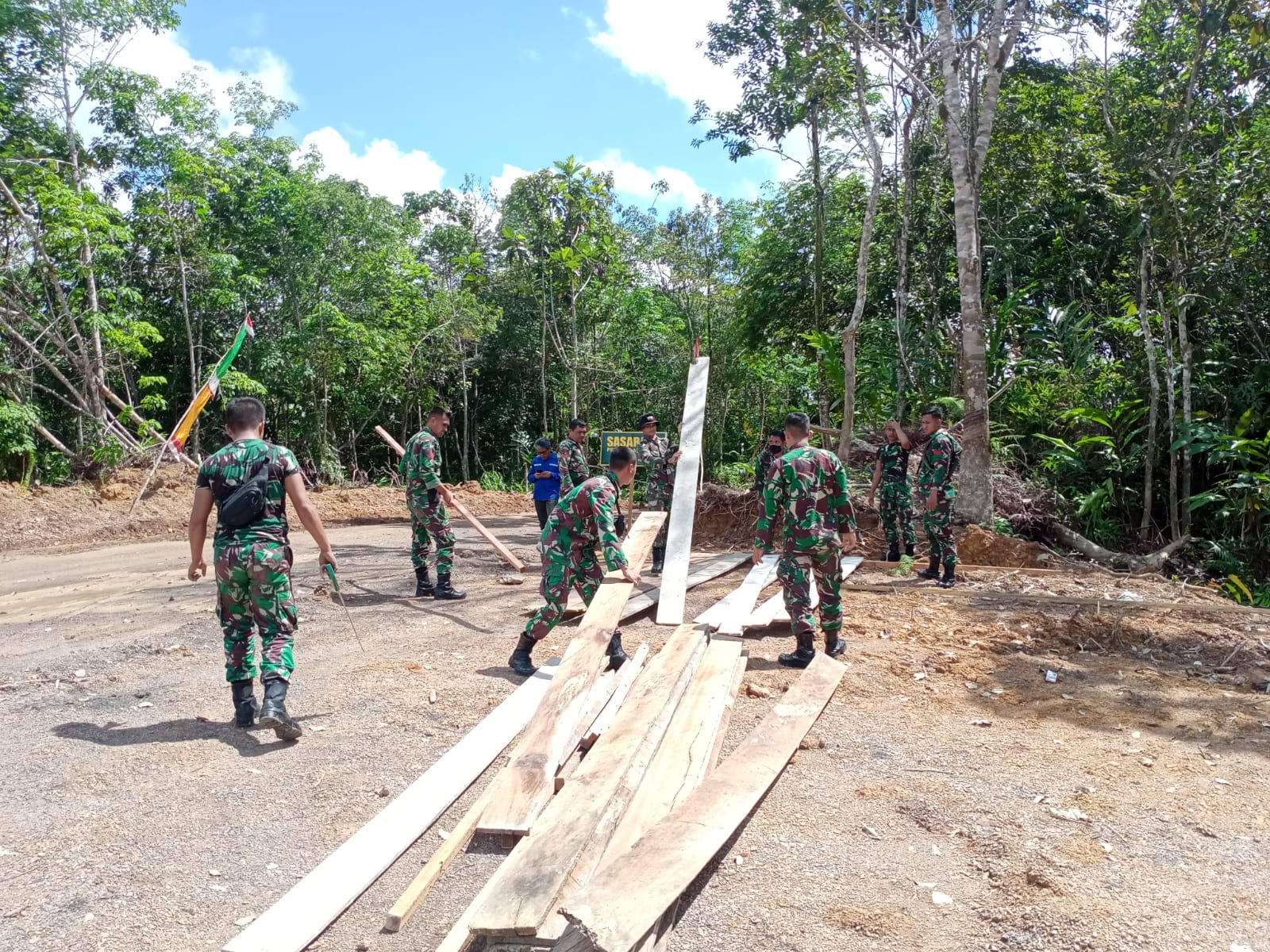 PERSIAPAN: Satgas TMMD melakukan persiapan penutupan program. (FOTO: PENREM 102/Pjg)