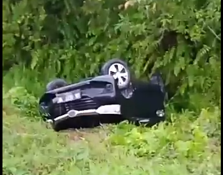 TERBALIK: Mobil yang terlibat kecelakaan di jalan Trans Kalimantan (Jalan Jepang), Kecamatan Selat, Kabupaten Kapuas, Selasa (13/7).