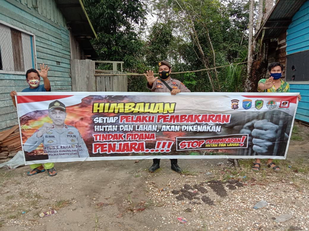 EDUKASI: Bhabinkamitbmas Polsek Gunung Timang Jajaran Polres Barito Utara kembali gencar menyampaikan imbauan terkait bahaya kebakaran hutan dan lahan (Karhutla), Rabu (21/7). (FOTO: HUMAS POLDA)