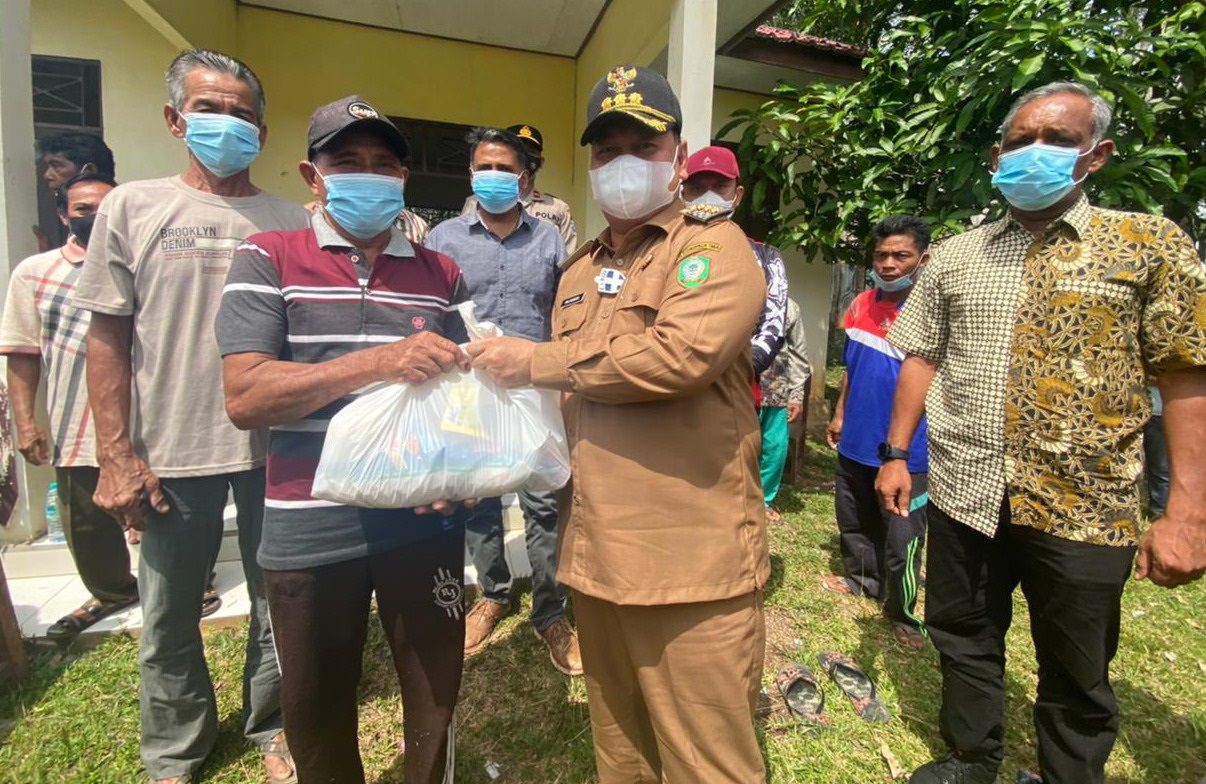 PEDULI: Bupati Kotawaringin Timur, H Halikinnor memberikan bantuan sembako kepada warga yang tinggal di Dusun Muara Ubar, Kecamatan Telawang, Selasa (27/7).  (FOTO: AJUDAN UNTUK KALTENG POS)