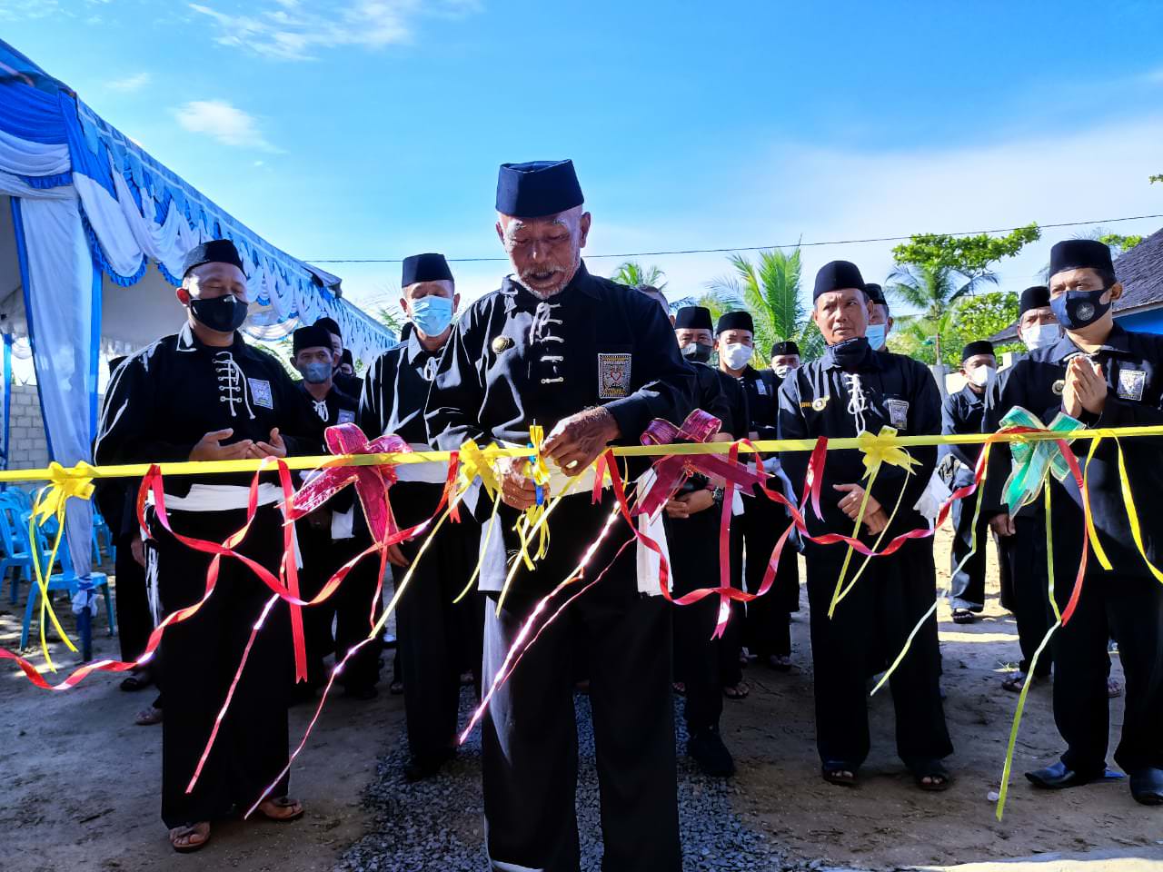 Perwakilan DPP PSHT Pusat Madiun melakukan pengguntingan pita sebagai tanda peresmian padepokan PSHT Cabang Kapuas.