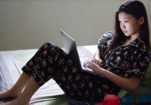 PERLU ISTIRAHAT: Menggunakan gadget sebelum tidur bisa mengganggu proses tidur itu sendiri. Hasilnya, tidur bisa tidak berkualitas. (Angger Bondan/Jawa Pos)
