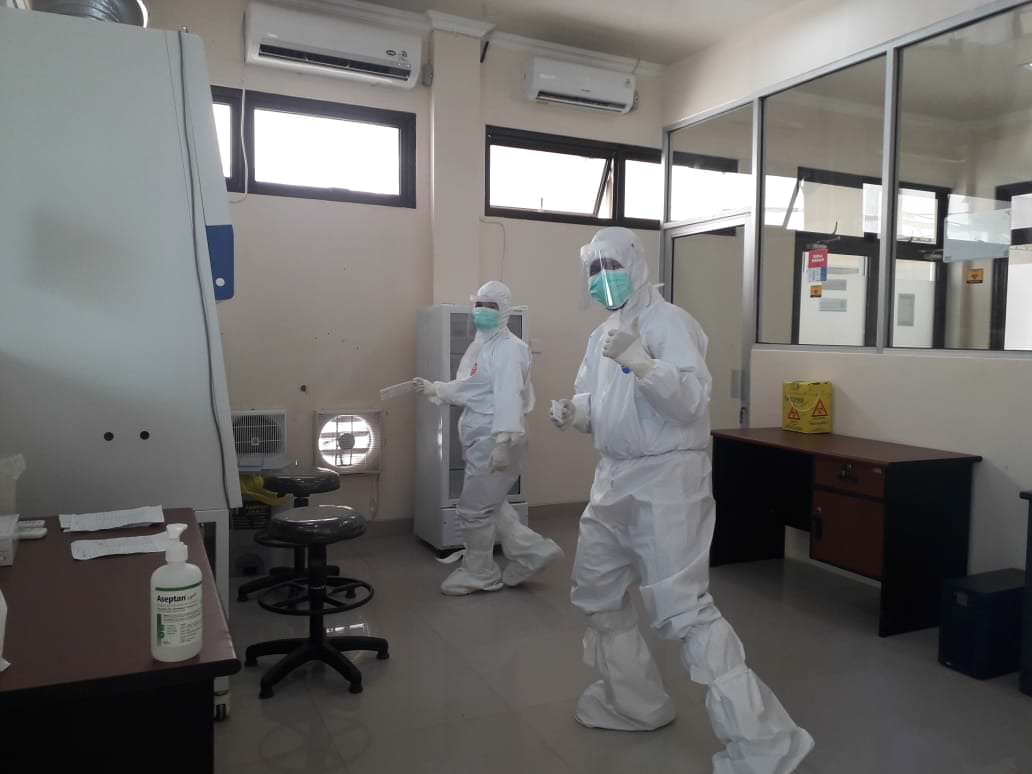 GARDA TERDEPAN: Nakes yang bertugas di laboratorium RSUD Kota Palangka Raya saat memeriksa spesimen Covid-19. FOTO: LAB PCR RSUD KOTA UNTUK KALTENG POS