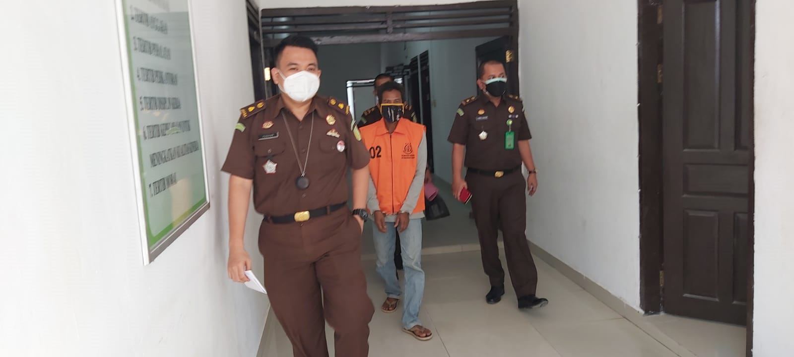 DIGIRING : Kasipisud Kejari Kobar Yushar ketika membawa mantan Kades Kerabu berinsial SK dibawa ke mobil tahanan belum lama ini. (FOTO: SONY/KALTENG POS )