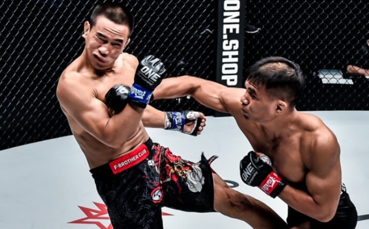 TELAK: Eko Roni Saputra menghajar lawannya asal Tiongkok Liu Peng Shuai dalam duel kelas terbang ONE Championship (13/8).  FOTO:ONE CHAMPIONSHIP