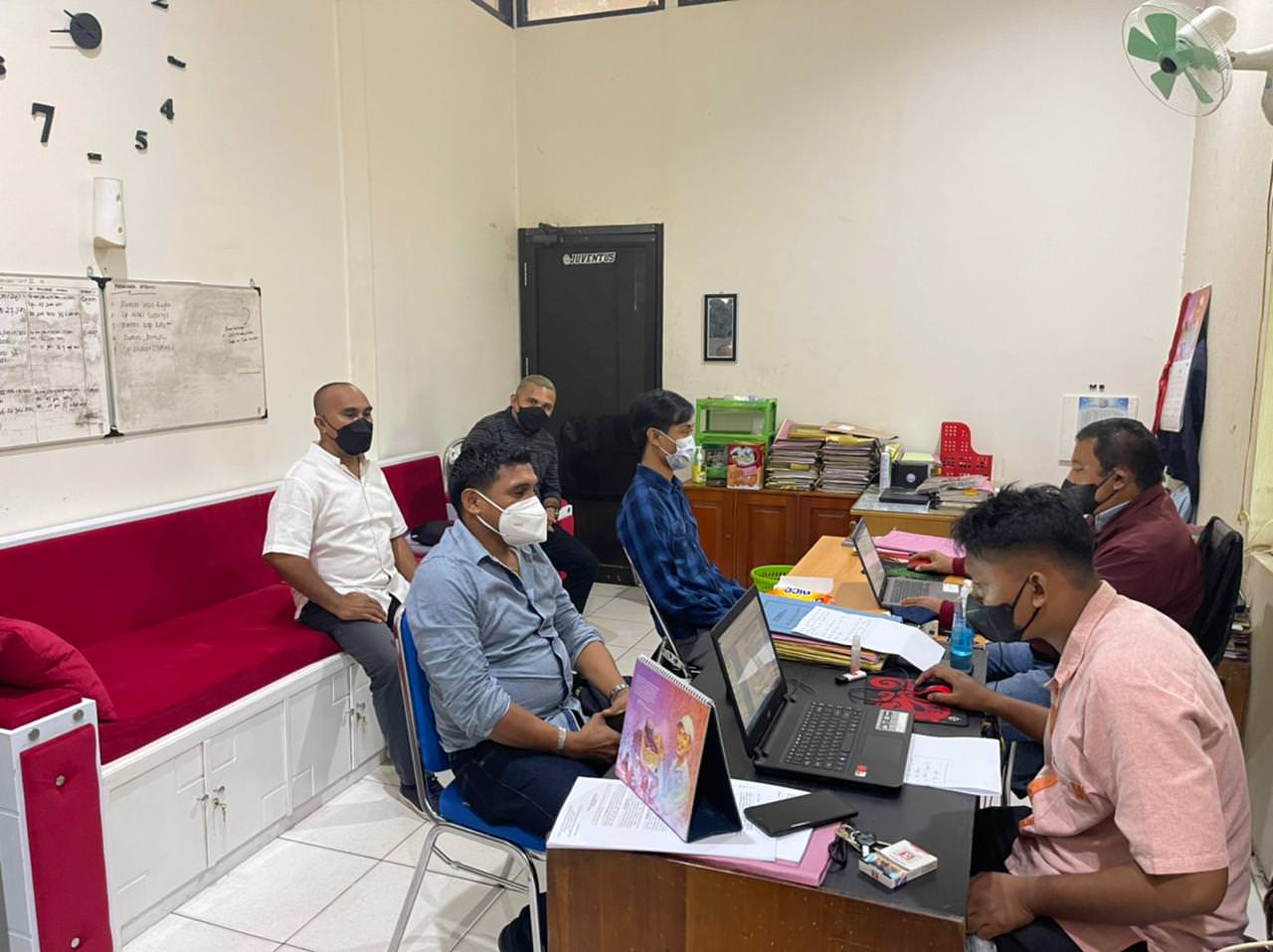 PEMERIKSAAN: Jefri Luanmase SH (kiri) selaku pengacara PT Victor Dua Tiga Mega ketika mendampingi karyawan perusahaan memberikan kesaksian kepada penyidik Polres Batara, baru-baru ini. (FOTO: JEFRI UNTUK KALTENG POS