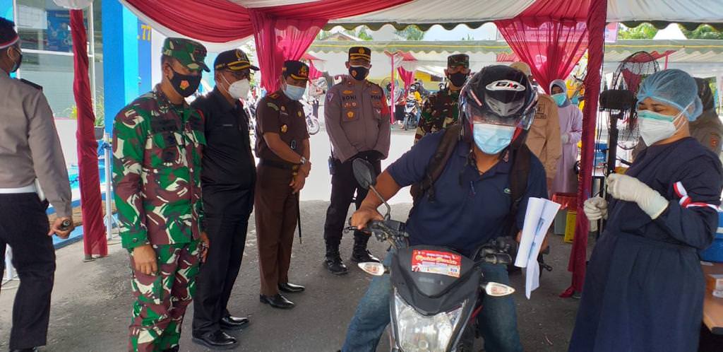 PANTAU VAKSIN: Kajari Kobar Makrun SH MH ketika melakukan pemantauan jalannya vaksinasi di Satlantas Polres Kobar, belum lama ini.