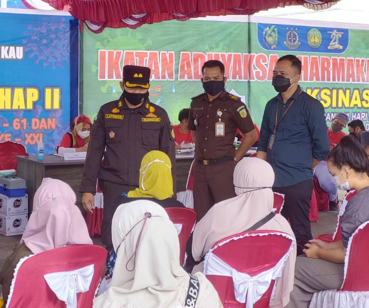 VAKSINASI: Plh Kepala Kejaksaan Negeri (Kajari) Kapuas Luthcas Rohman didampingi Kasi Intelijen Harisha C Wibowo, dan Plt Kasubagbin Kejari Kapuas, Sandi, saat menyaksikan pelaksanaan vaksinasi tahap kedua, Kamis (19/8).