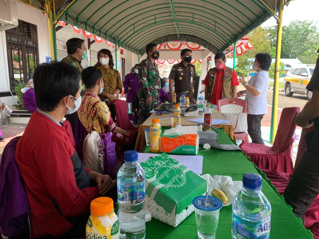 PENINJAUAN: Kajari Bartim Daniel Panannangan SH MH mendampingi Bupati Ampera AY Mebas ketika mengkrosek kegiatan vaksinasi massal di Kejari Bartim, kemarin.