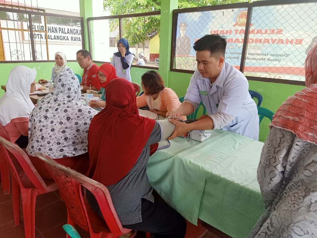 dr Muhamad Ridwan ketika memeriksa kesehatan warga di salah satu puskesmas di Palangka Raya sebelum pandemi Covid-19.