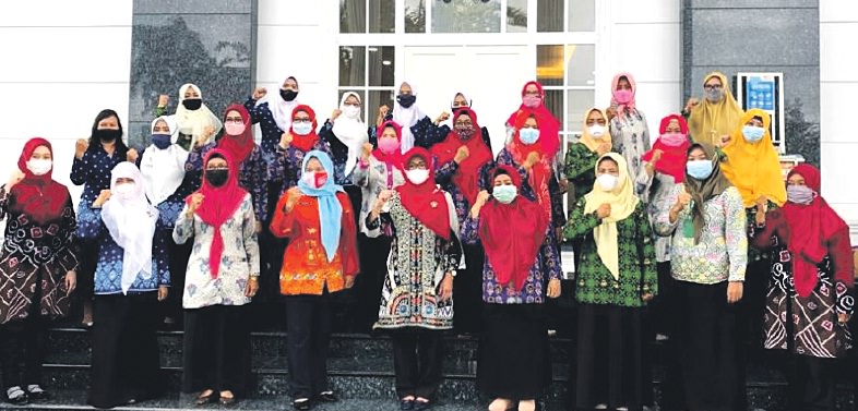 FOTO BERSAMA: Setelah pertemuan bersama GOPTKI, HIM PAUD, IGTKI dan IGRA, Bunda PAUD Hj Sri Hidayati foto bersama depan rumah jabatan bupati, Kamis (19/8) lalu. (PROKOM UNTUK KALTENG POS)