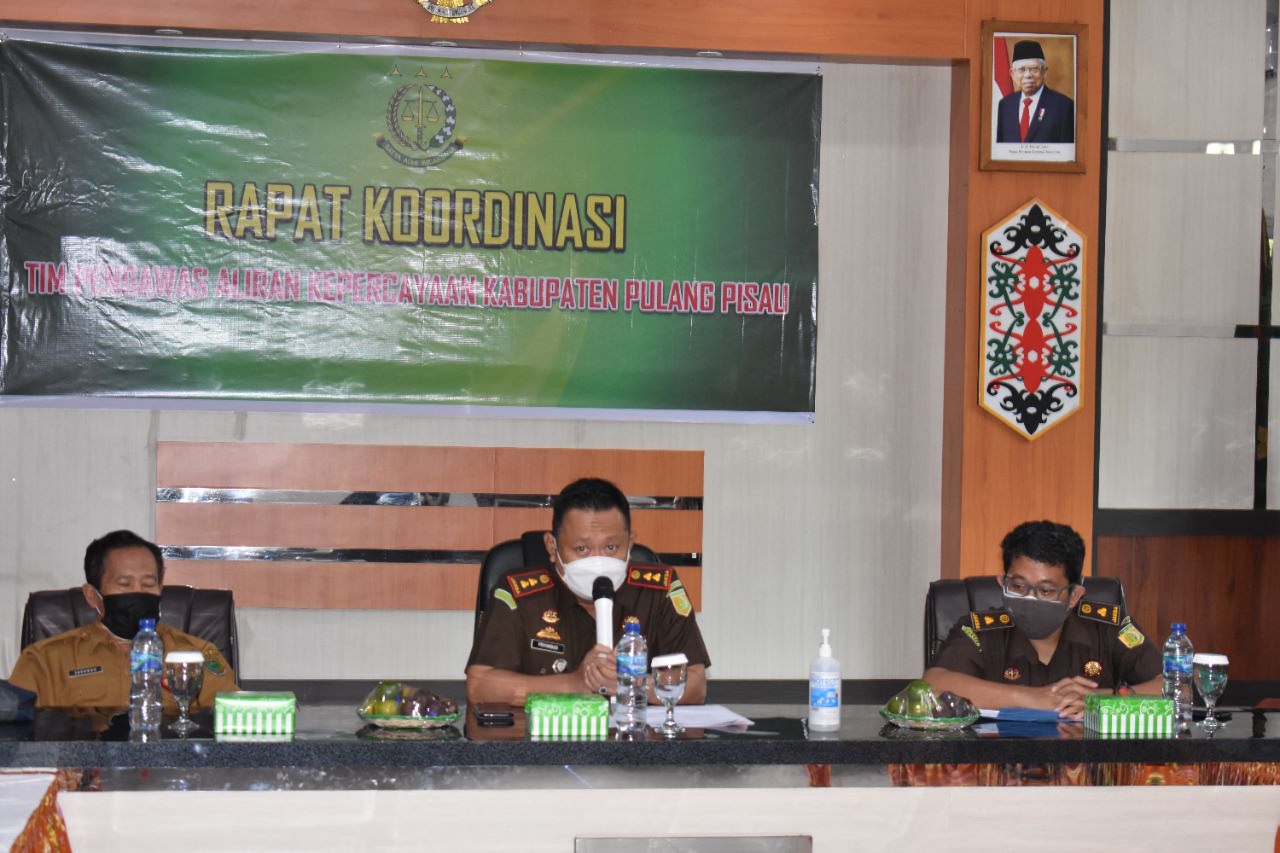 PENGAWASAN: Kajari Pulang Pisau Dr Priyambudi (tengah) saat memimpin rapat koordinasi Tim Pakem di aula Adhyaksa Kejari Pulang Pisau, Senin (23/8).