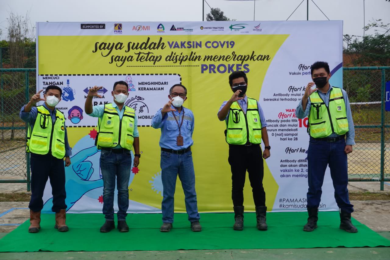 PAMA GROUP : Perwakilan managemen PT United Tractors, PT Kalimantan Prima Persada, PT Asmin Bara Bronang, PT Energia Prima Nusantara dan PT Pamapersada Nusantara saat seremoni pembukaan program vaksinasi gotong royong (GTR) di Pama Asmi. FOTO HUMAS PAMA U