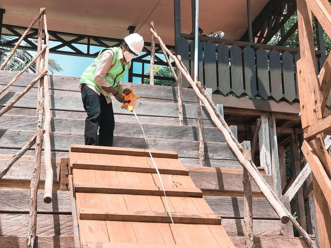 SURVEI: Staff Dinas PUPR Kota Palangka Raya melakukan survei pengawasan rehab Dermaga Kelurahan Kanarakan, baru-baru ini. (FOTO: PUPR UNTUK KALTENG POS)