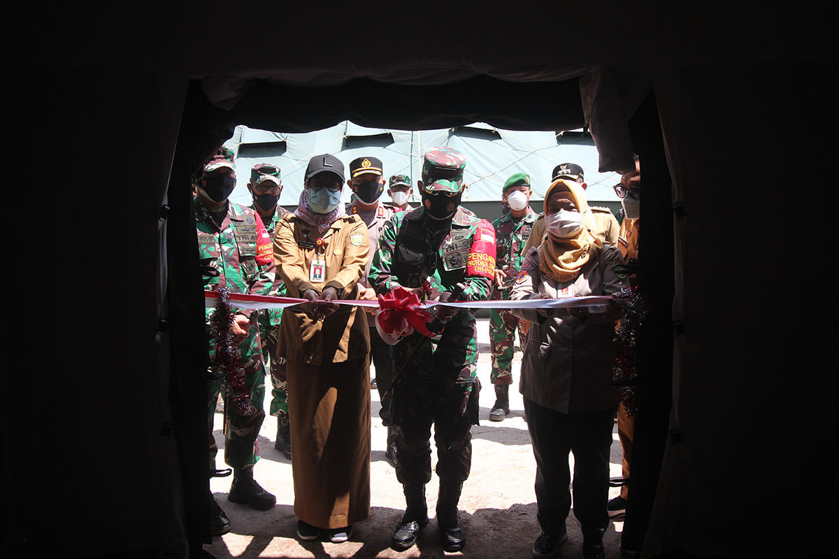 MERESMIKAN: Sekda Kota Palangka Raya Hera Nugrahayu (kiri) saat ikut memotong pita tanda diresmikannya Rumah Sakit Lapangan TNI AD, di Halaman Rumah Sakit TNI, Senin (9/8). (FOTO: DENAR/ KALTENG POS)