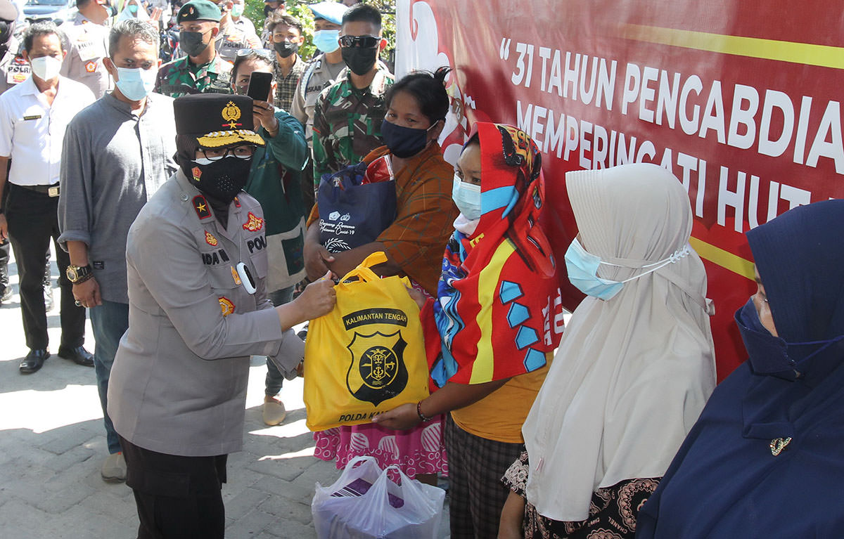 PEDULI: Wakapolda Brigjen Pol Ida Oetari Poernamasasi, S.A.P., M.A mewakili Kapolda Kalteng menyerahkan bantuan kepada korban bencana kebakaran di Desa Tumbang Rungan, Rabu (4/8). (FOTO: AGUS PRAMONO/KALTENG POS)