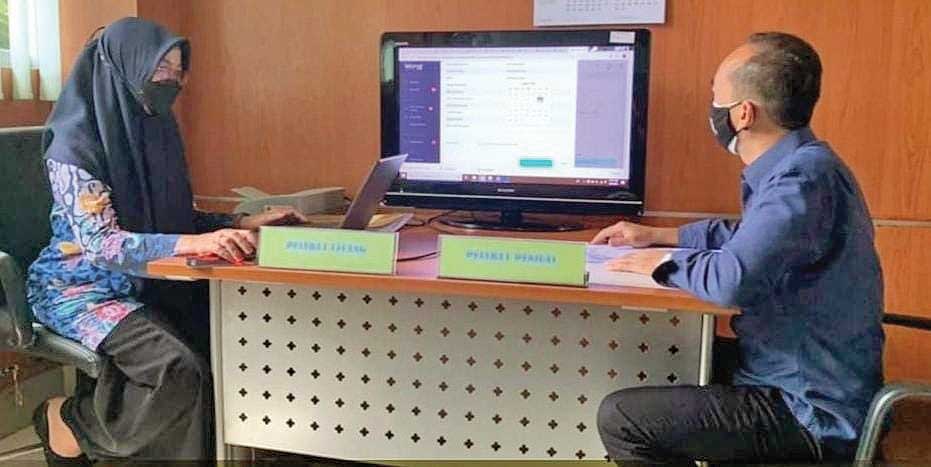 LELANG: Kasi Pengelolaan Barang Bukti dan Barang Rampasan Negara Kejaksaan Negeri Kapuas, Ronald Peroniko saat saksikan proses lelang, Jumat (6/8) lalu. (FOTO KEJARI KAPUAS)