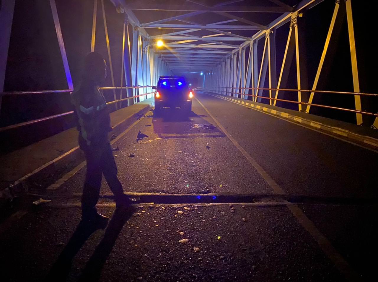 CEK TKP: Aparat mengecek TKP lakalantas di Jembatan Pulau Petak, Selasa (3/8). (HUMAS POLRES KAPUAS)