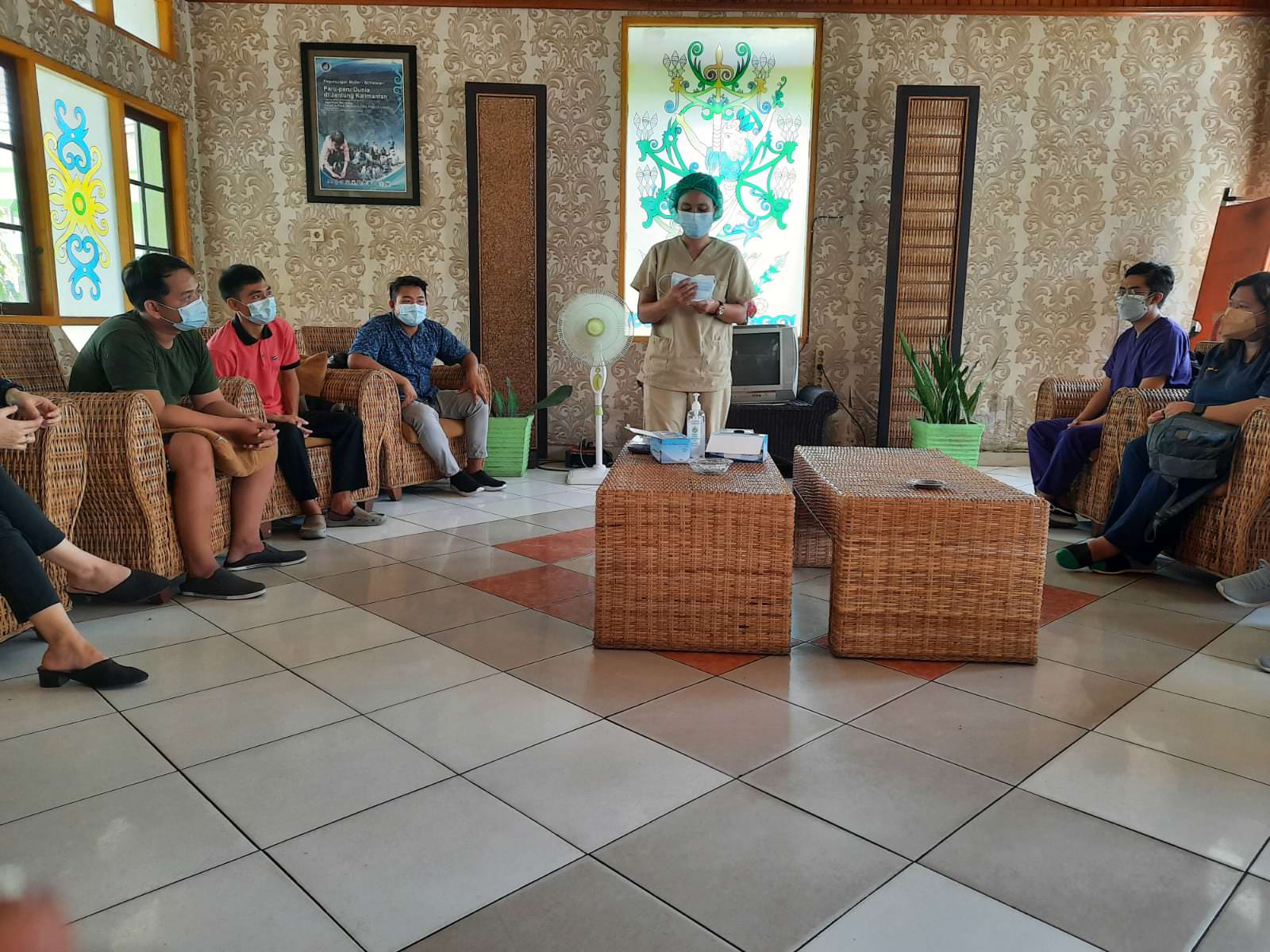 PELAYANAN: Salah seorang tenaga medis ketika memberikan pelayanan kesehatan kepada warga yang menjalani isolasi di Hotel Katingan, Selasa (10/8). (HMS UNTUK KALTENG POS)